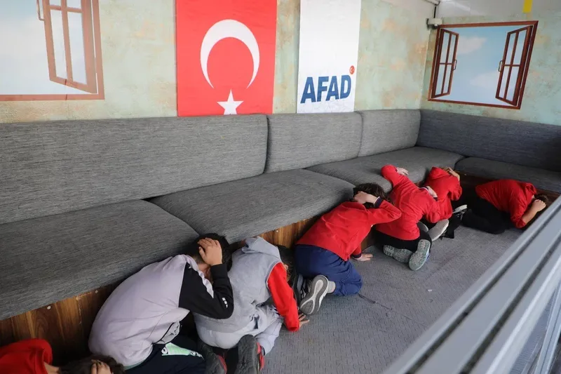 Deprem anı gerçekçi bir ortamda canlandırıldı
