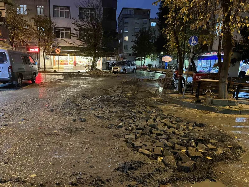 Küçükçekmece’de yağmur sonrası çöken yolda, araçlar çukura düştü
