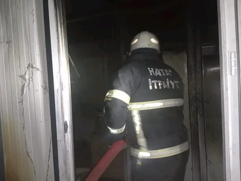 Samandağ’da yanan konteyner kullanılamaz hale geldi
