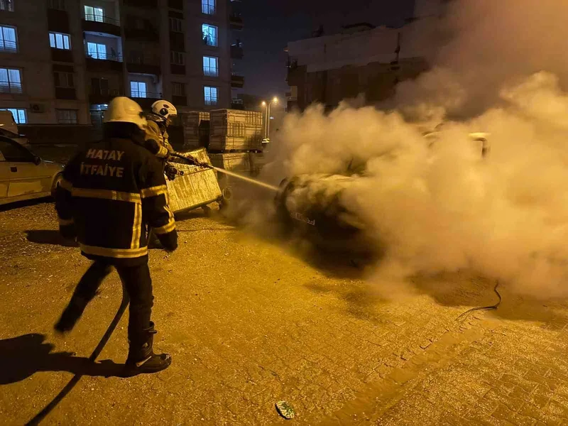 Kırıkhan’da hafif ticari araç yandı

