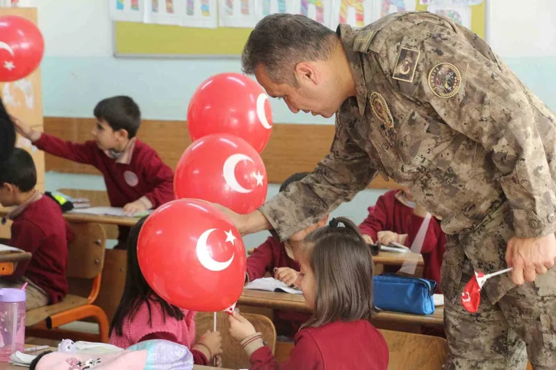 Şırnak Emniyet Müdürü Sazak’tan öğrencilere sürpriz
