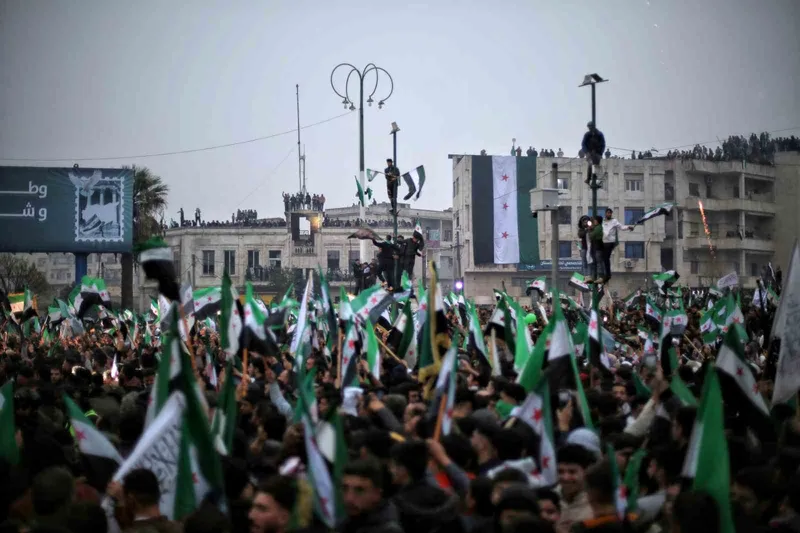 Suriyeliler Esad rejiminin devrilmesinin 1’inci yıl dönümünü Emevi Meydanı’nda kutladı
