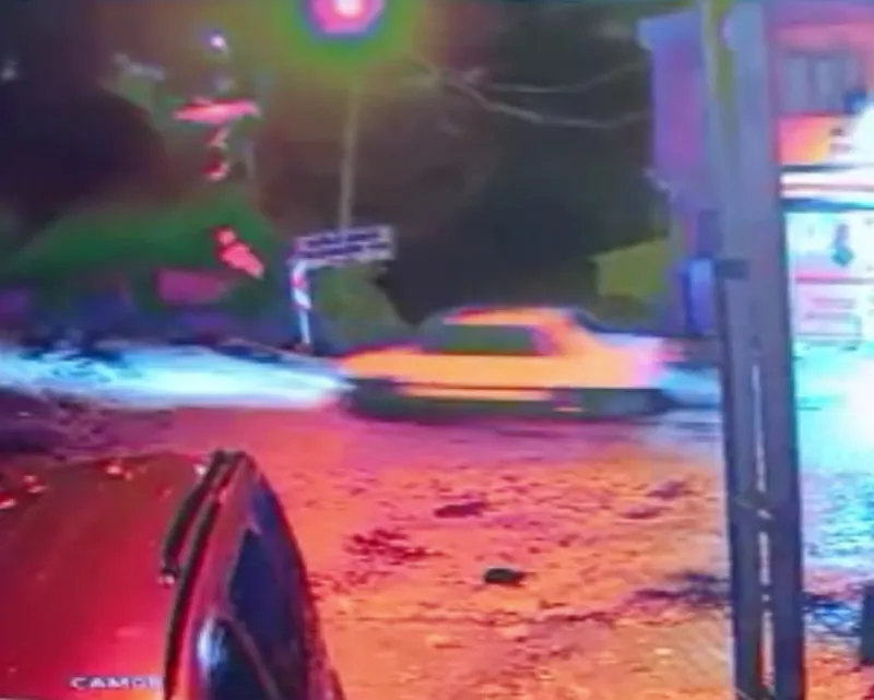 Otomobilin metrelerce aşağı düştüğü o anlar kameraya yansıdı: 2 yaralı
