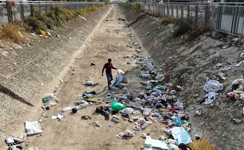 Adana’da sulama kanalları çöplüğe döndü
