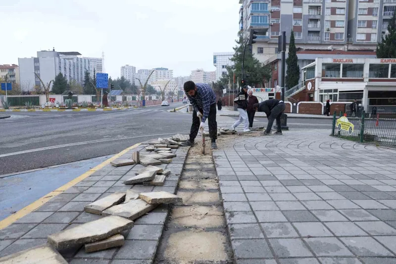 Mardin Büyükşehir Belediyesi şehirdeki engelli yollarını yeniliyor
