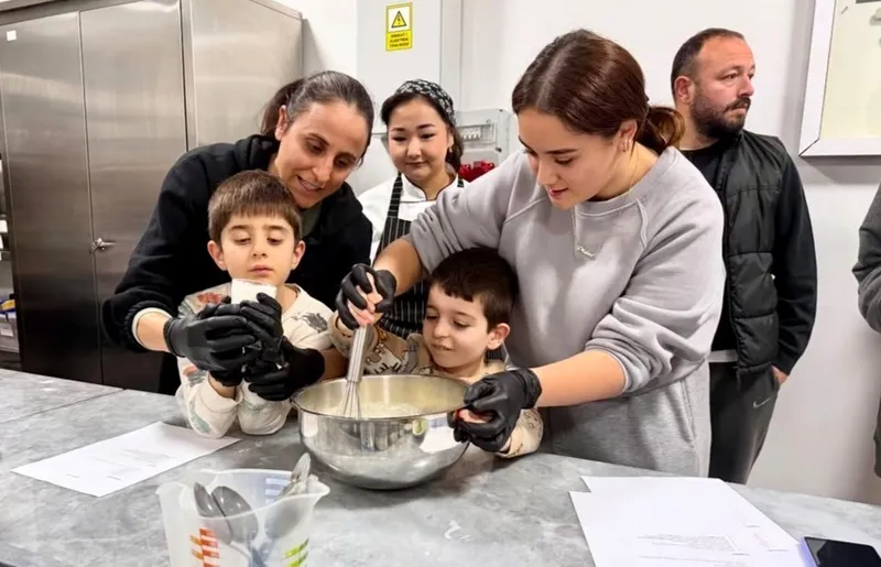Özel bireyler mutfağa girdi, hem eğlendiler hem pişirdiler

