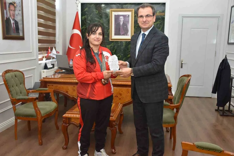 Olimpiyat madalyalı judocuya Kaymakam Güldoğan’dan plaket
