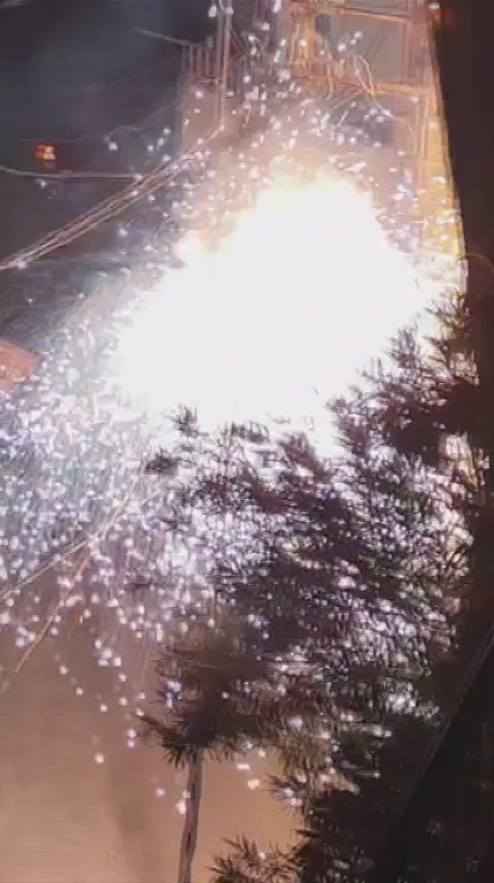 Elektrik kablolarında yaşanan patlama geceyi gündüze çevirdi
