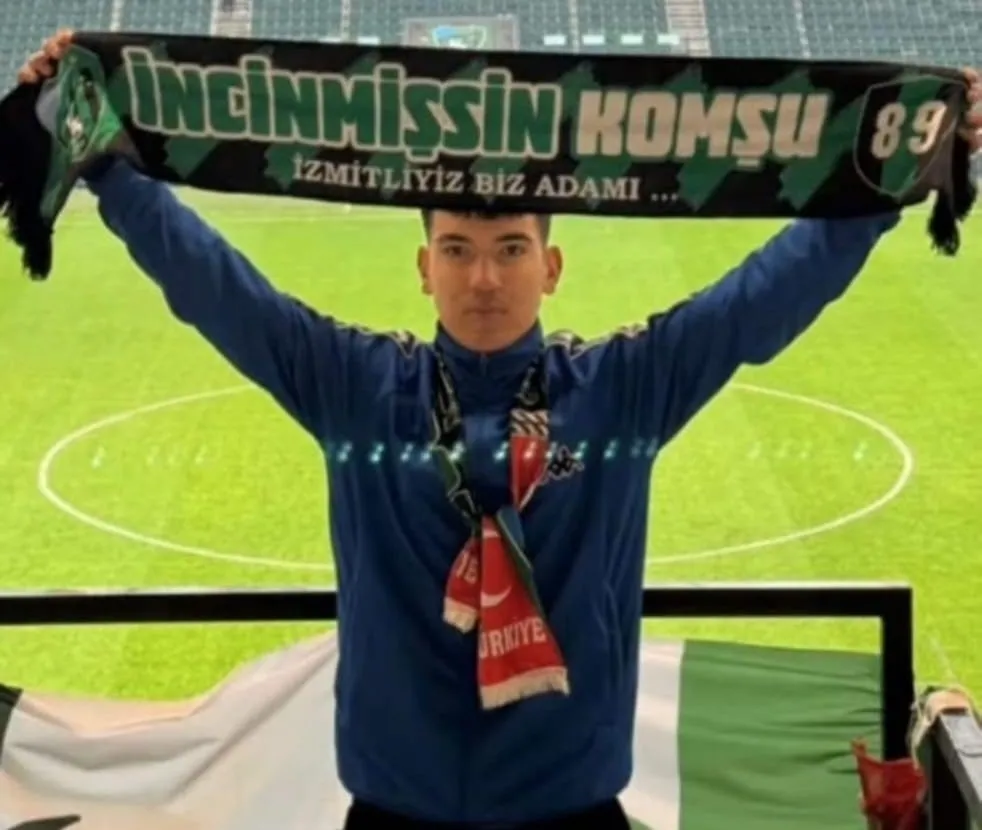 Dualar tribünden düşen genç futbolcu için