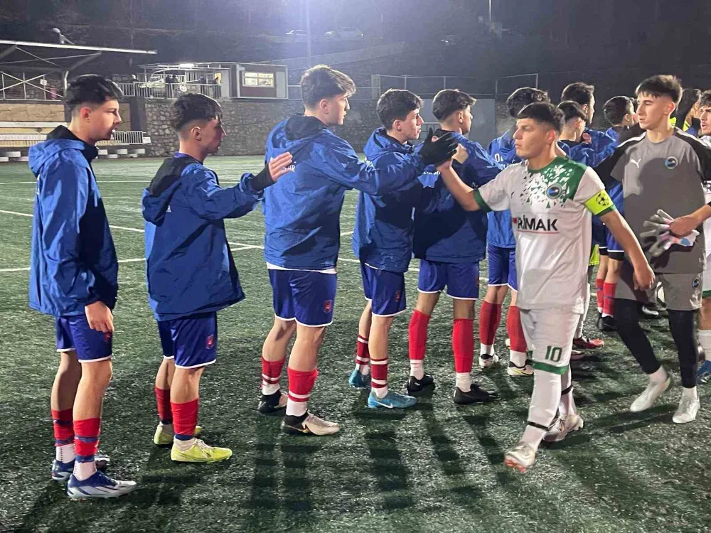 Futbolcular maçı bırakıp, tribüne saldırdı