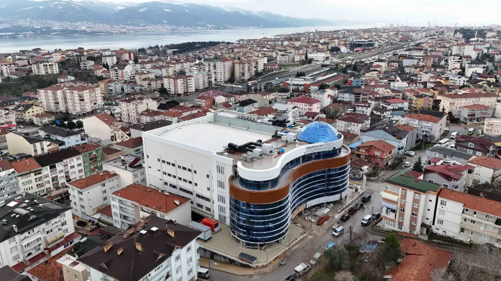 Derince Belediyesi hizmet binasında yoğun tempo