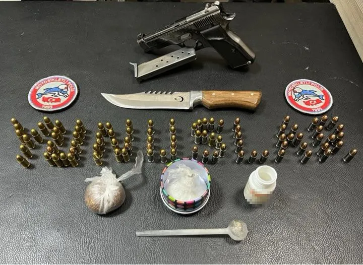 İzmit’te aracında silah ve uyuşturucuyla yakalanan zanlı tutuklandı