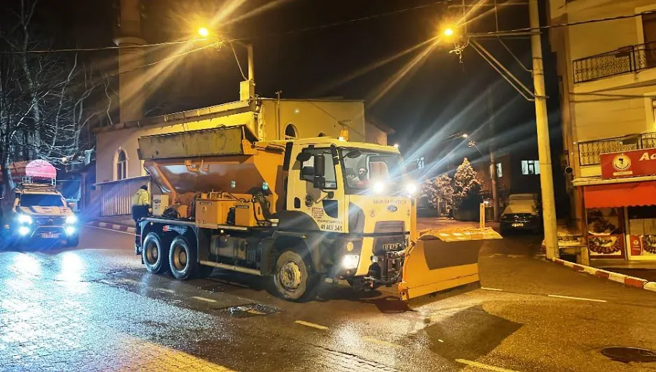 Dilovası Belediyesi Karla Mücadeleye Devam Ediyor