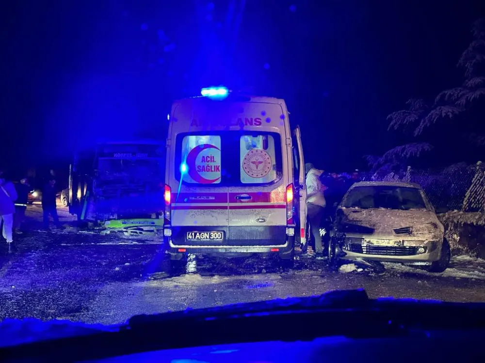 Yolcularla dolu özel halk otobüsü ile kar küreme aracı çarpıştı