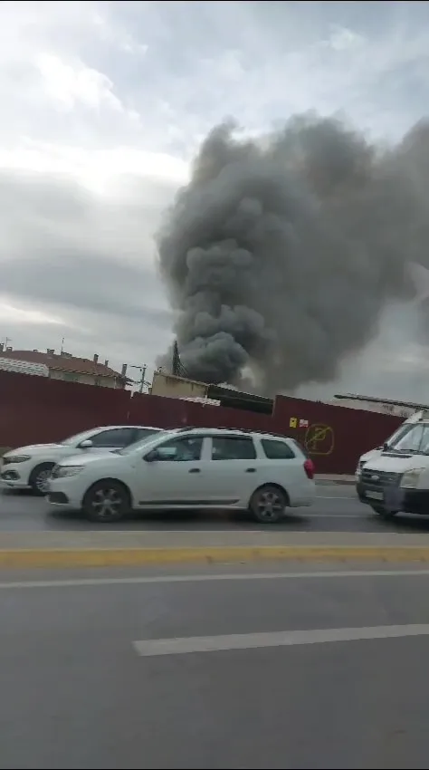 Gebze’de hurdalık alanda yangın: Gökyüzü siyaha büründü