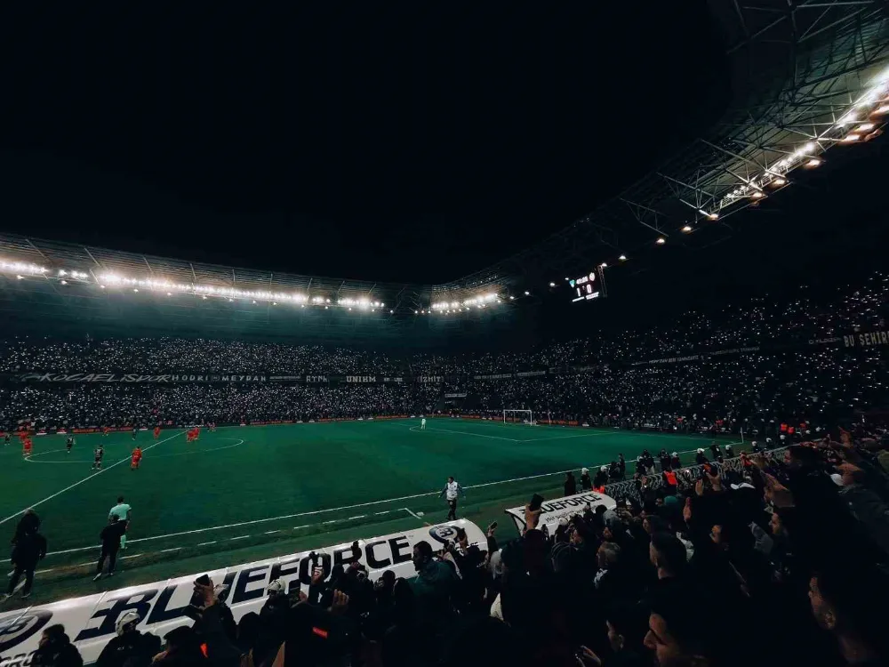 Genç taraftar tribünden düşmüştü, evinde meşalelerle karşılandı