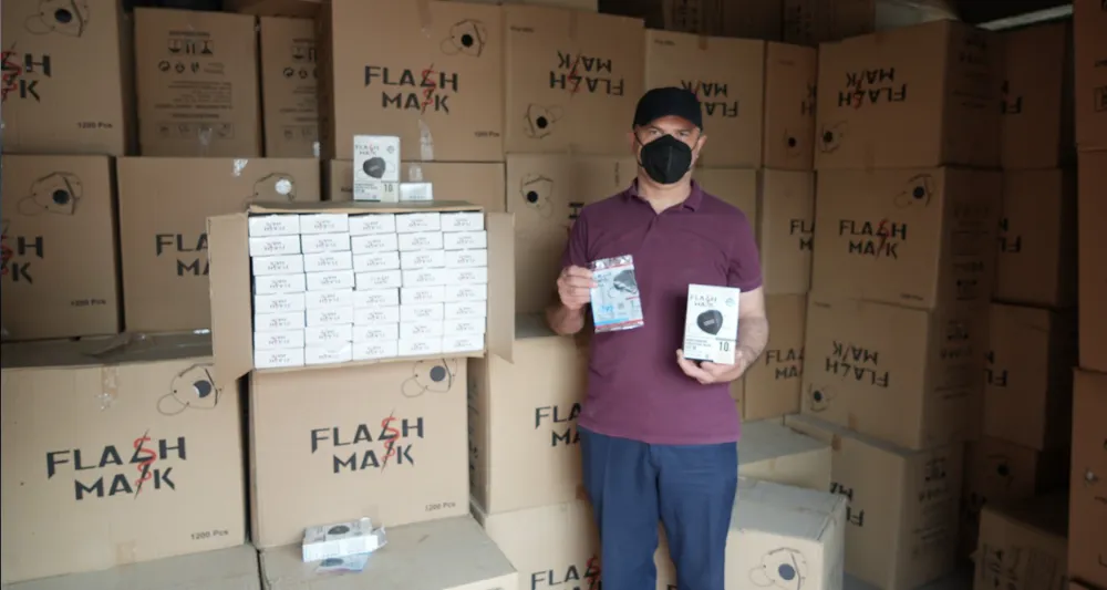 Bir ev dolusu maskeyle baş başa kaldı, ne yapacağını bilmiyor