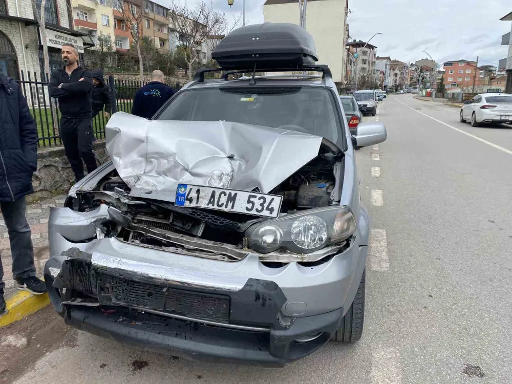 Otomobil park halindeki kamyonete çarptı: 1 çocuk yaralandı