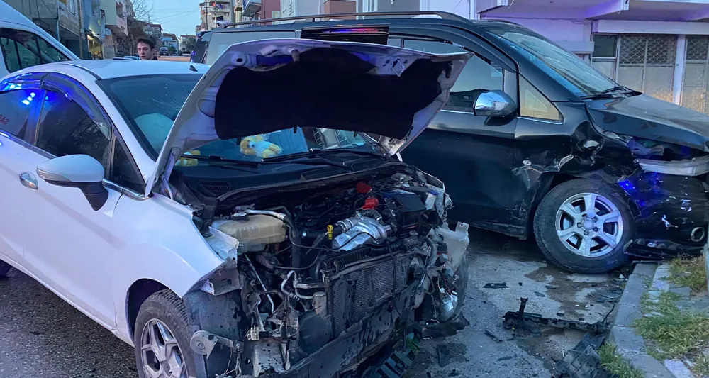 İftara dakikalar kala 2 araç kafa kafaya çarpıştı: 4 yaralı