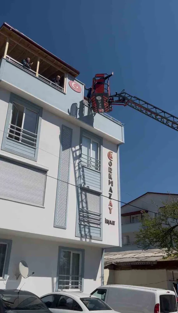 Kaplama yapmak için çıktığı çatıda mahsur kaldı