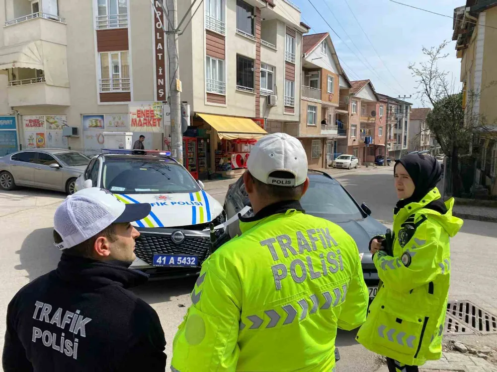 Polis otosu ile otomobil çarpıştı, şans eseri yaralanan olmadı