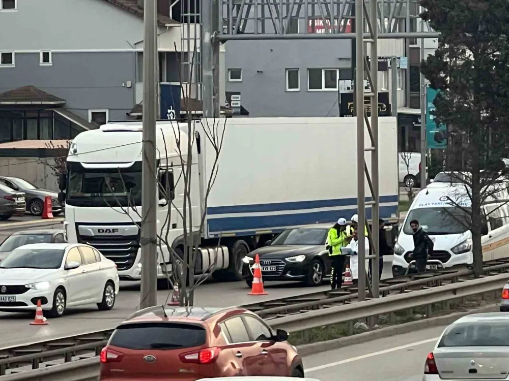 D-100’de tırın altında kalan motosiklet sürücüsü hayatını kaybetti