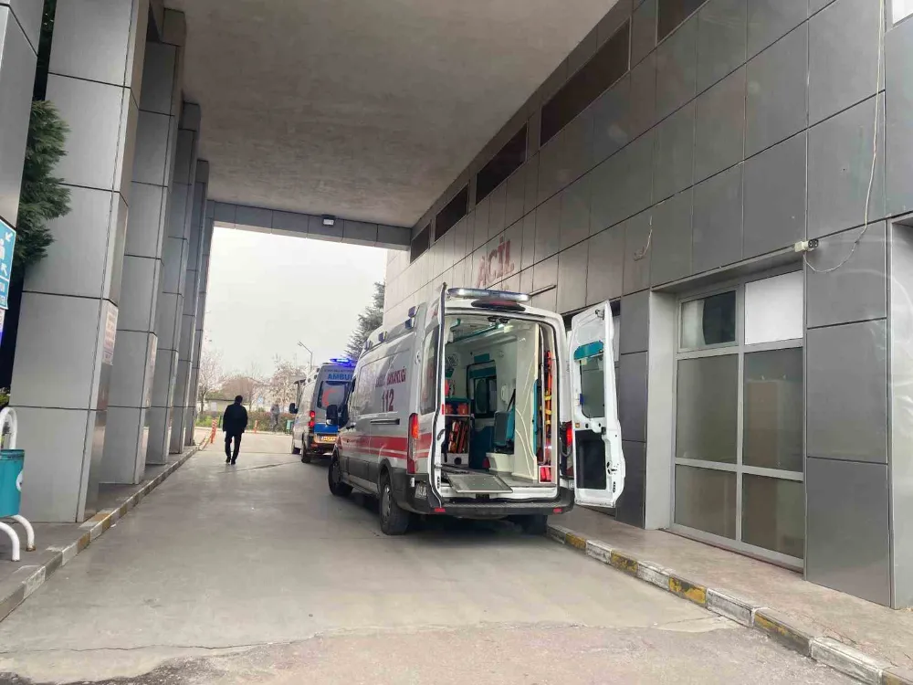 El frenini çekmeyi unuttu, bariyer ile kapı arasında sıkıştı