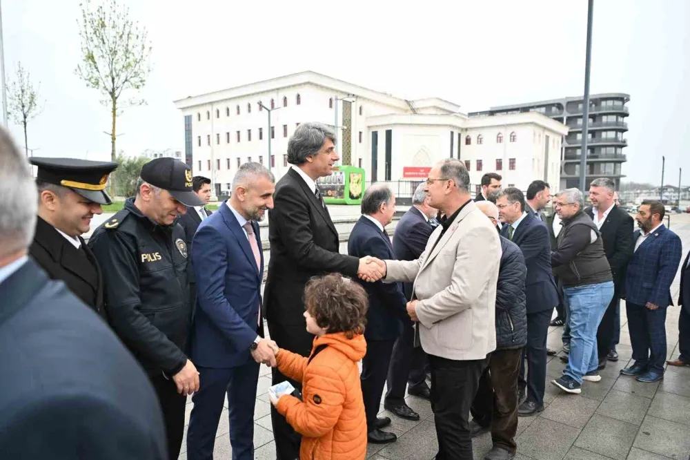 Büyüklerin elini öpen çocuklar bayram harçlığını kaptı