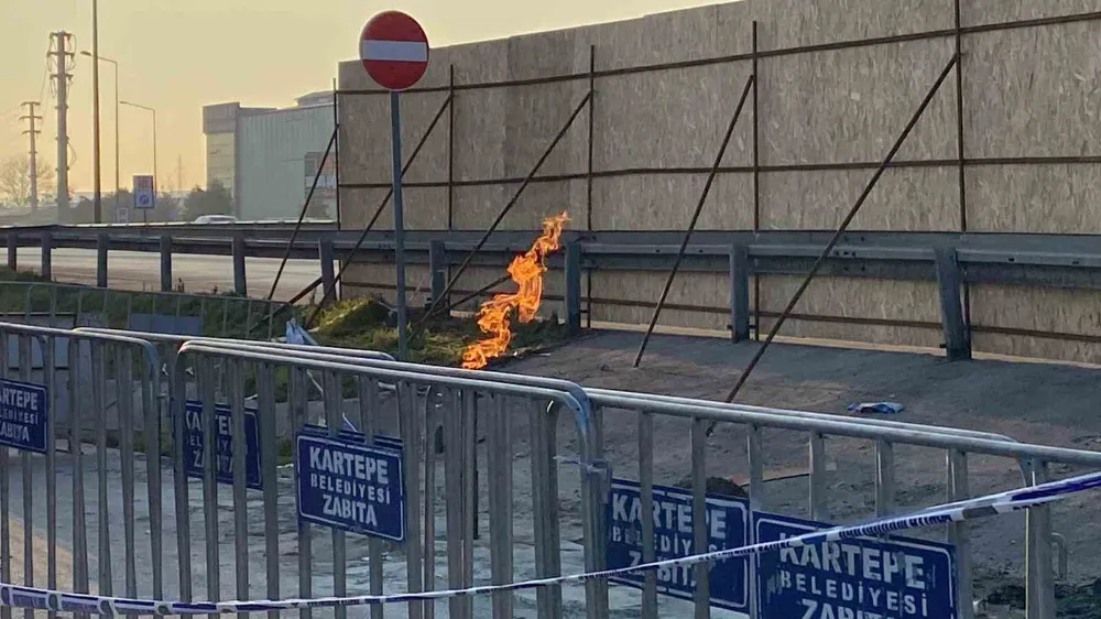 Yer altından çıkan gaz 3 gündür yanıyor