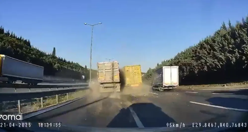 3 aracın karıştığı zincirleme kaza kamerada