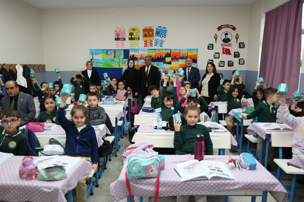 BAŞKAN MUZAFFER BIYIK’TAN ÖĞRENCİLERE KİTAP KUMBARA SÜRPRİZİ