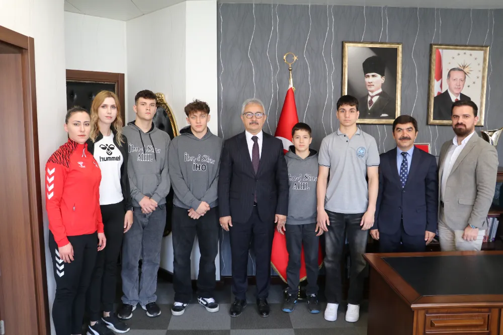 Okul Sporlarında Güreş Alanında Büyük Başarı: Dereceye Giren Öğrencilerden İl Millî Eğitim Müdürüne Ziyaret