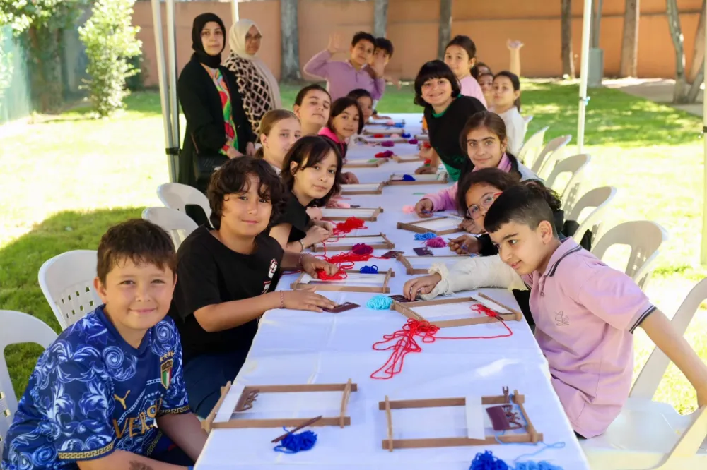 Minik eller Hereke Halısı dokudu