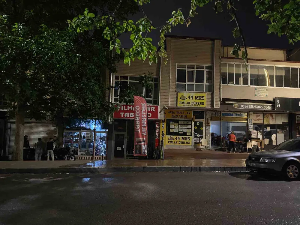İş yerinde unutulup kapı üstüne kilitlenince çareyi camda aradı, düşerek ağır yaralandı