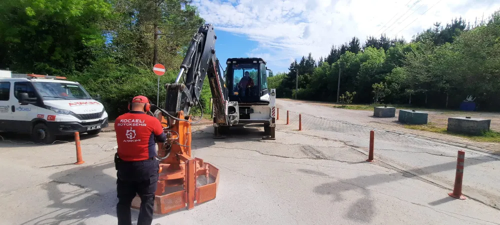 Büyükşehir, yol güvenliği için baca ve ızgaraları yeniliyor;  Baca ve ızgaralar asfalta sıfır hale getiriliyor