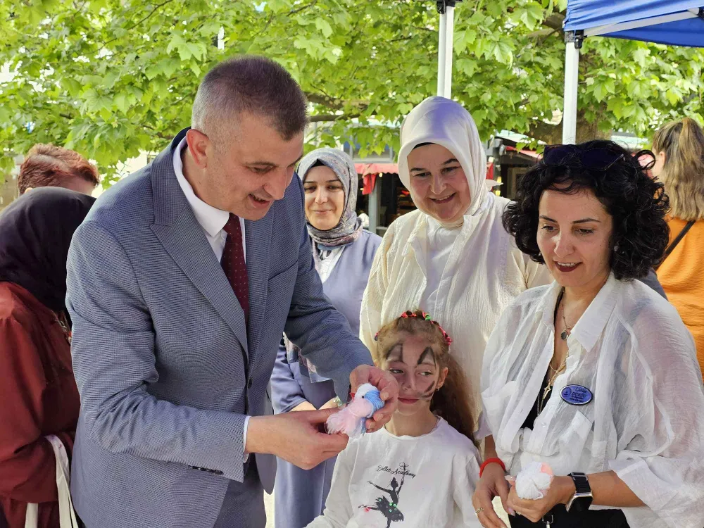 GÖLCÜKLÜ ÇOCUKLAR ELLERİYLE ANNELERİNE HEDİYE YAPTI