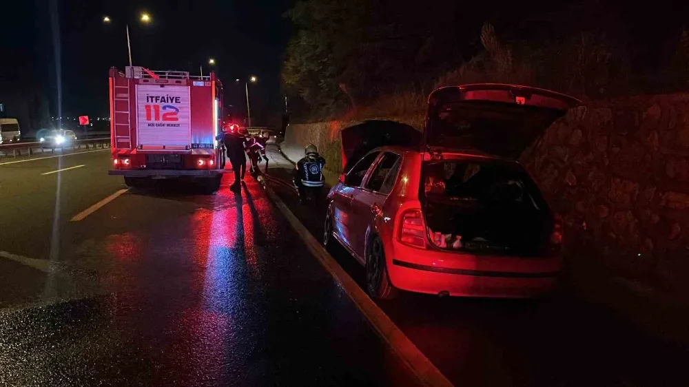 Seyir halindeki otomobilde yangın... Alevleri fark edip son anda indiler