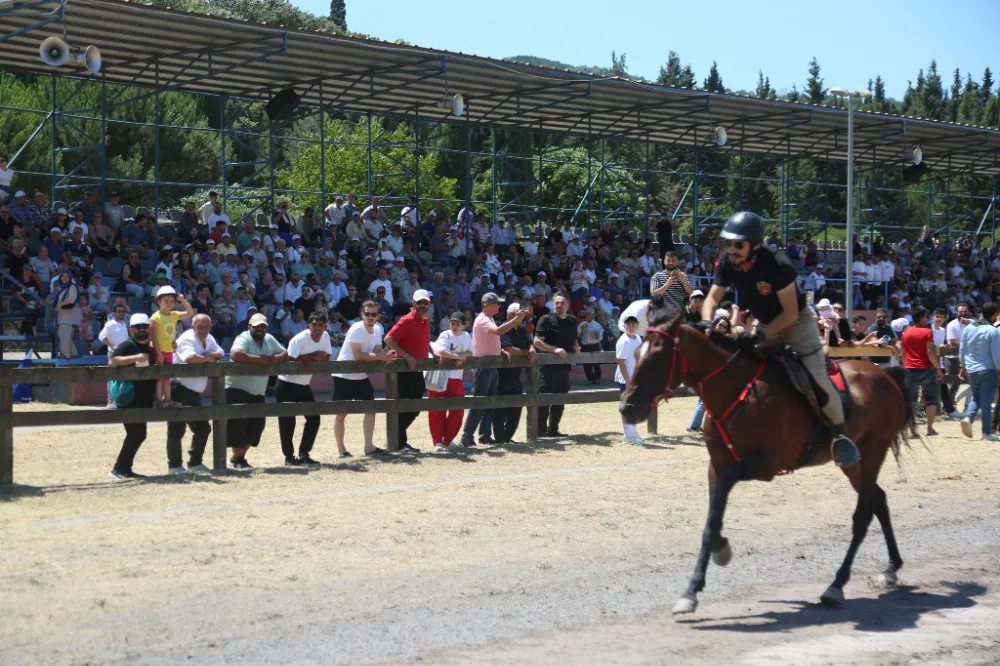 RAHVAN AT YARIŞI DEĞİRMENDERE KOŞUSU NEFESLERİ KESTİ