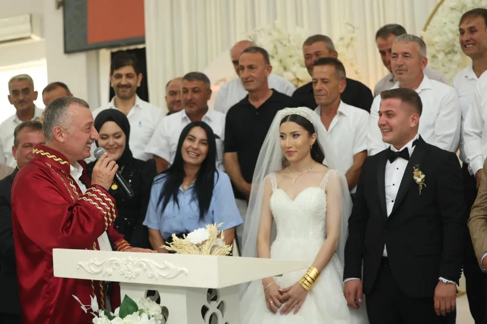 Düğüne gitti, proje inceledi, vatandaşla sohbet etti