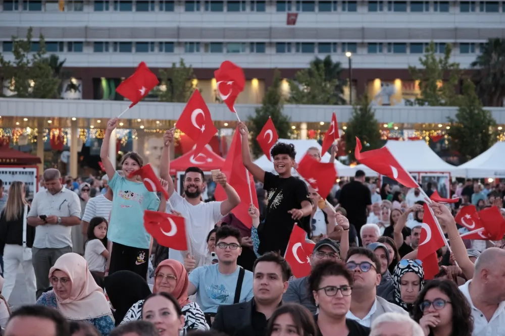 On binlerce bayrak;  Her yer Ay-Yıldız   