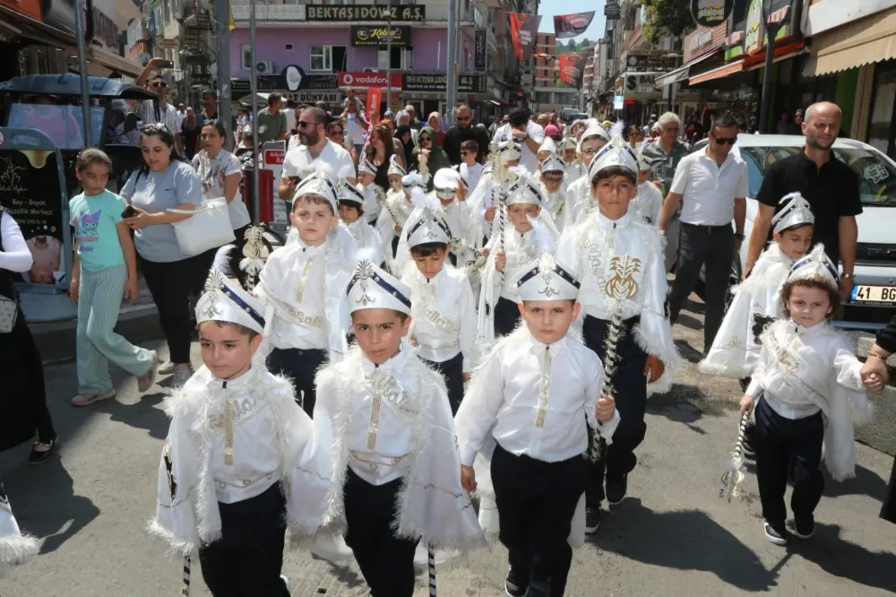 GÖLCÜK’TE SÜNNET ÇOCUKLARININ MUTLULUĞU ŞÖLENE DÖNÜŞTÜ