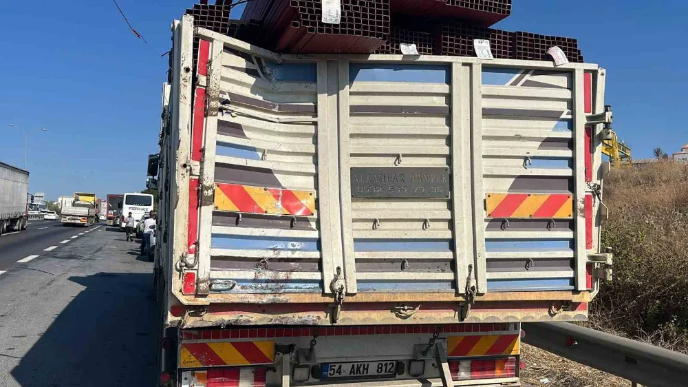 TEM’de yolcu otobüsü kamyona çarptı: 1’i ağır 7 yaralı