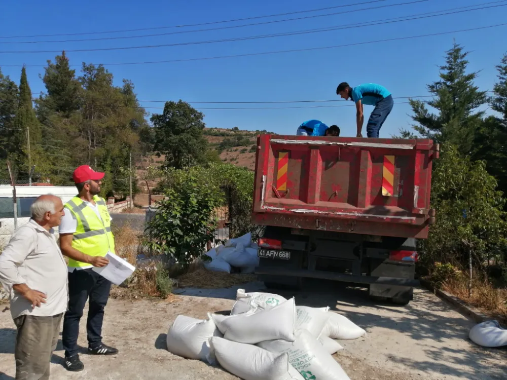 Büyükşehir’den üreticiye tavuk yemi ve ekipman desteği
