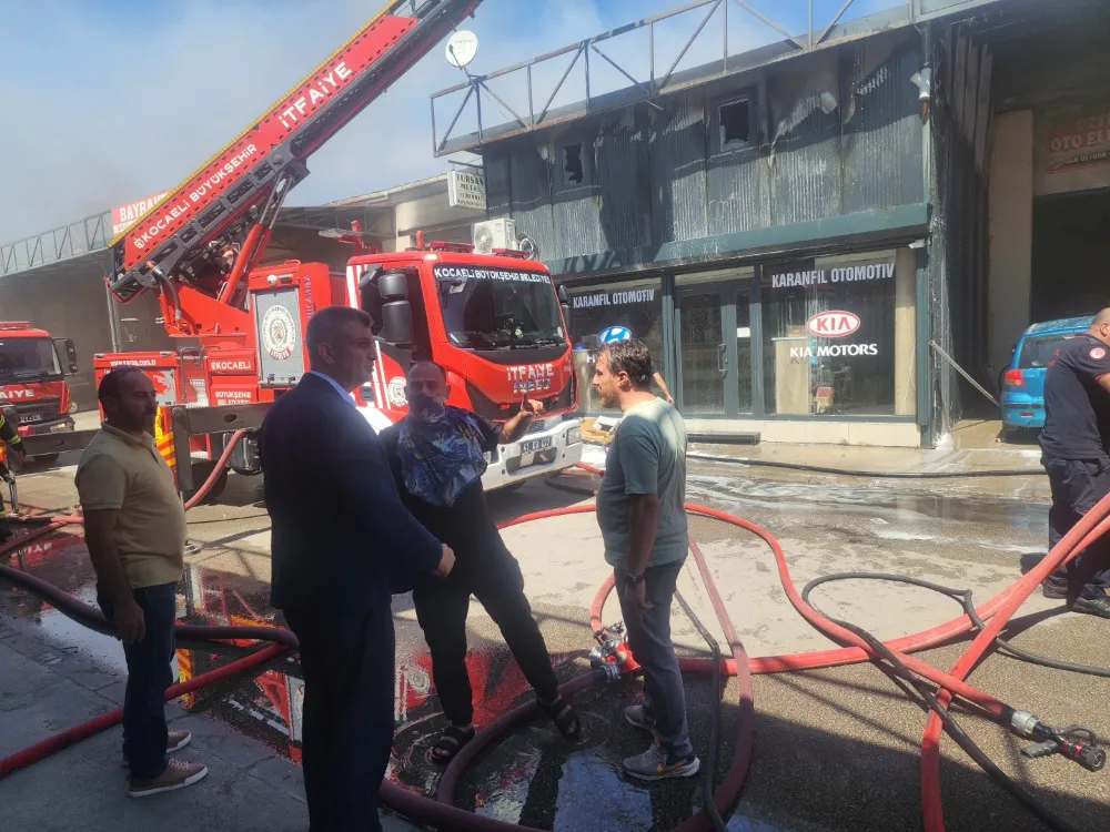Gölcük’teki Yangında Başkan Sezer Olay Yerinde İncelemelerde Bulundu