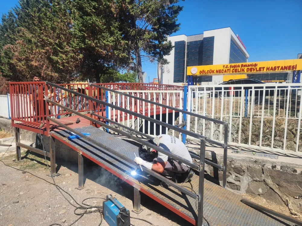 GÖLCÜK BELEDİYESİ NECATİ ÇELİK DEVLET HASTANESİ KARŞISINA YENİ YAYA KÖPRÜSÜ YAPTI