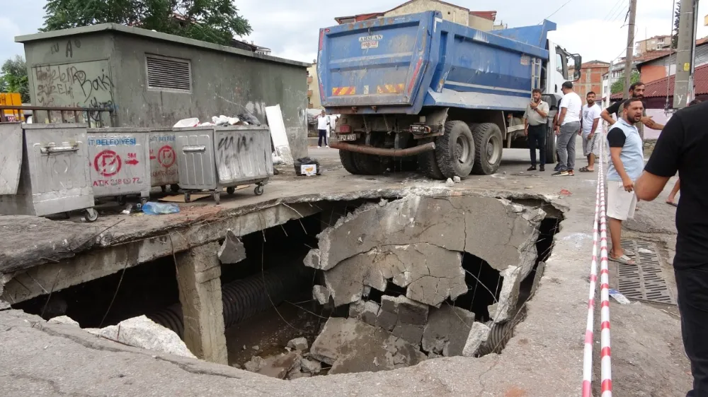 Beton zemin çöktü, hafriyat kamyonu içine düştü