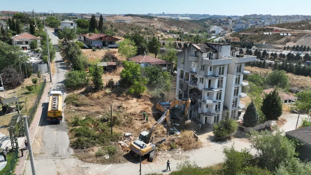 Çayırova’da riskli yapıların yıkımına başlandı