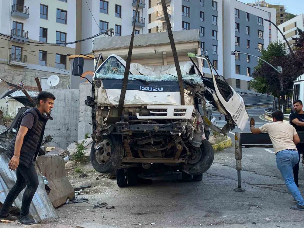 Rampadan inen kamyonet bariyerlere çarptı: 1 yaralı