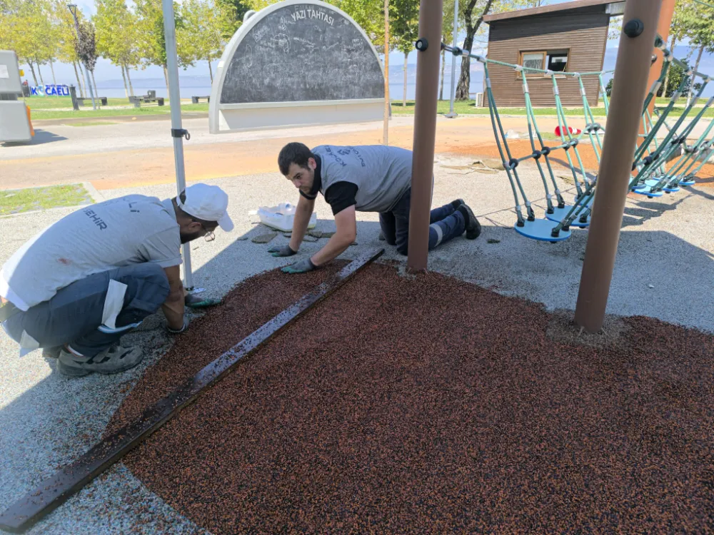 Karamürsel Ereğli Aktif Park’ın zemini yenilendi