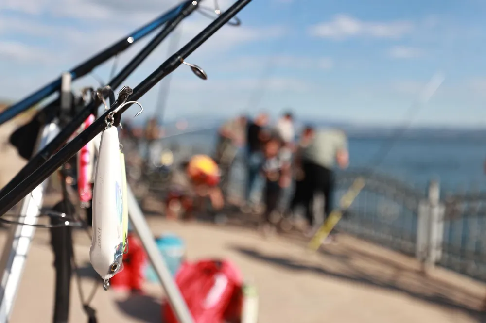 Eskihisar Sahili’nde Baba-Çocuk Balık Tutma Etkinliği